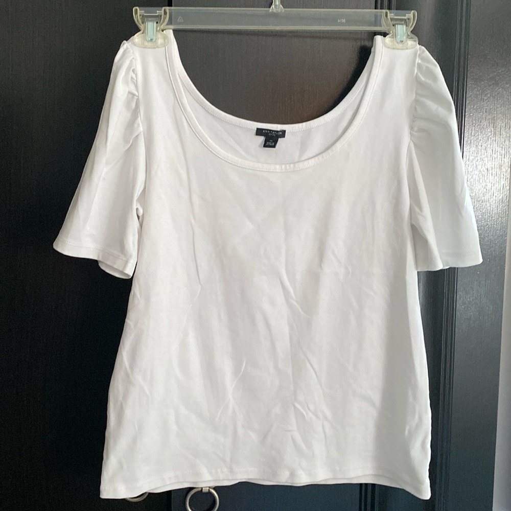 White blouse with ruffled sleeves and a nice cut, size M-L
